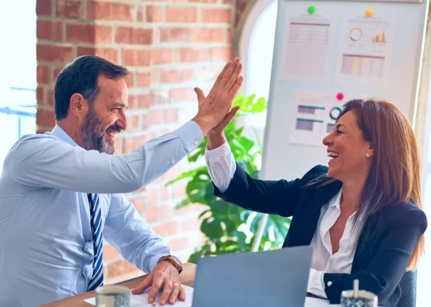 Ilustracja mężczyzny z laptopem